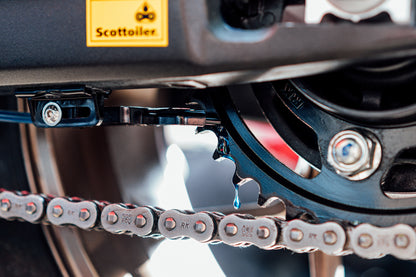 Scottoiler The Scorpion Dual Injector enhances oil delivery and lubrication to both sides of the chain and sprocket.
